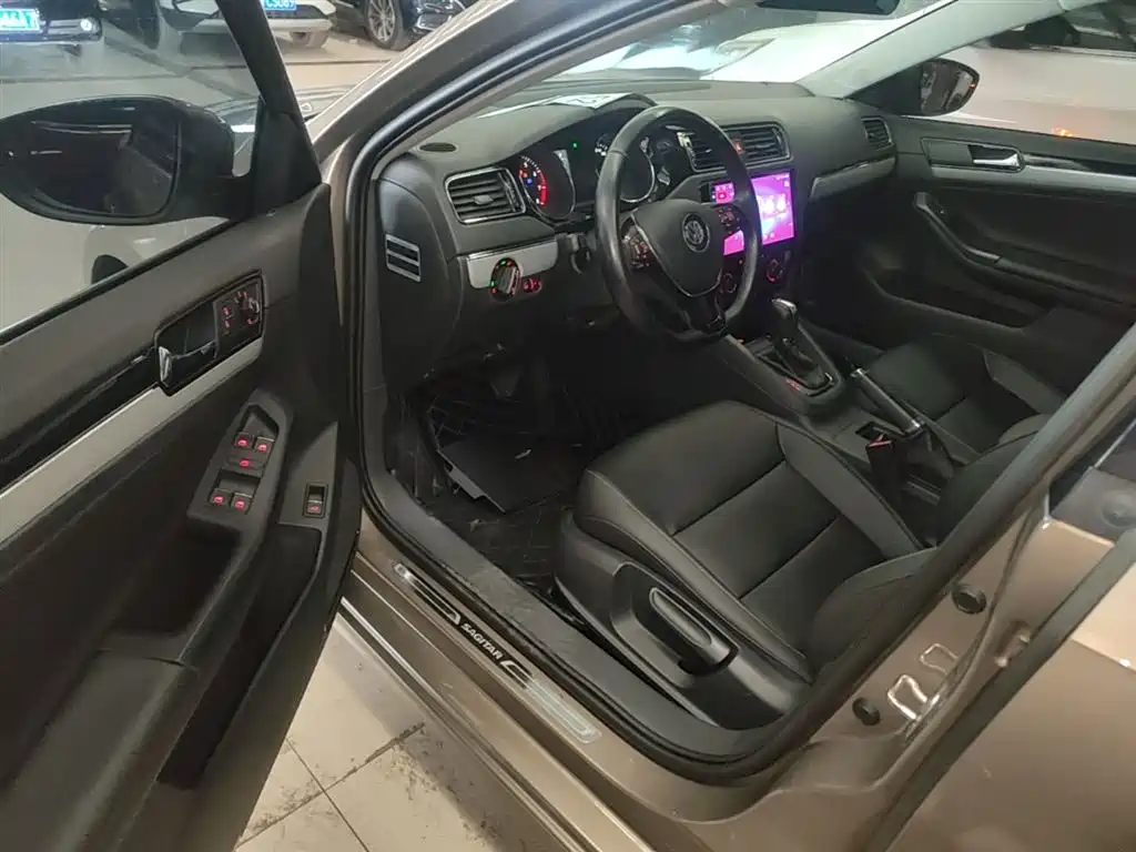 Volkswagen Sagitar 2017 230TSI Automatic Comfort фото 16