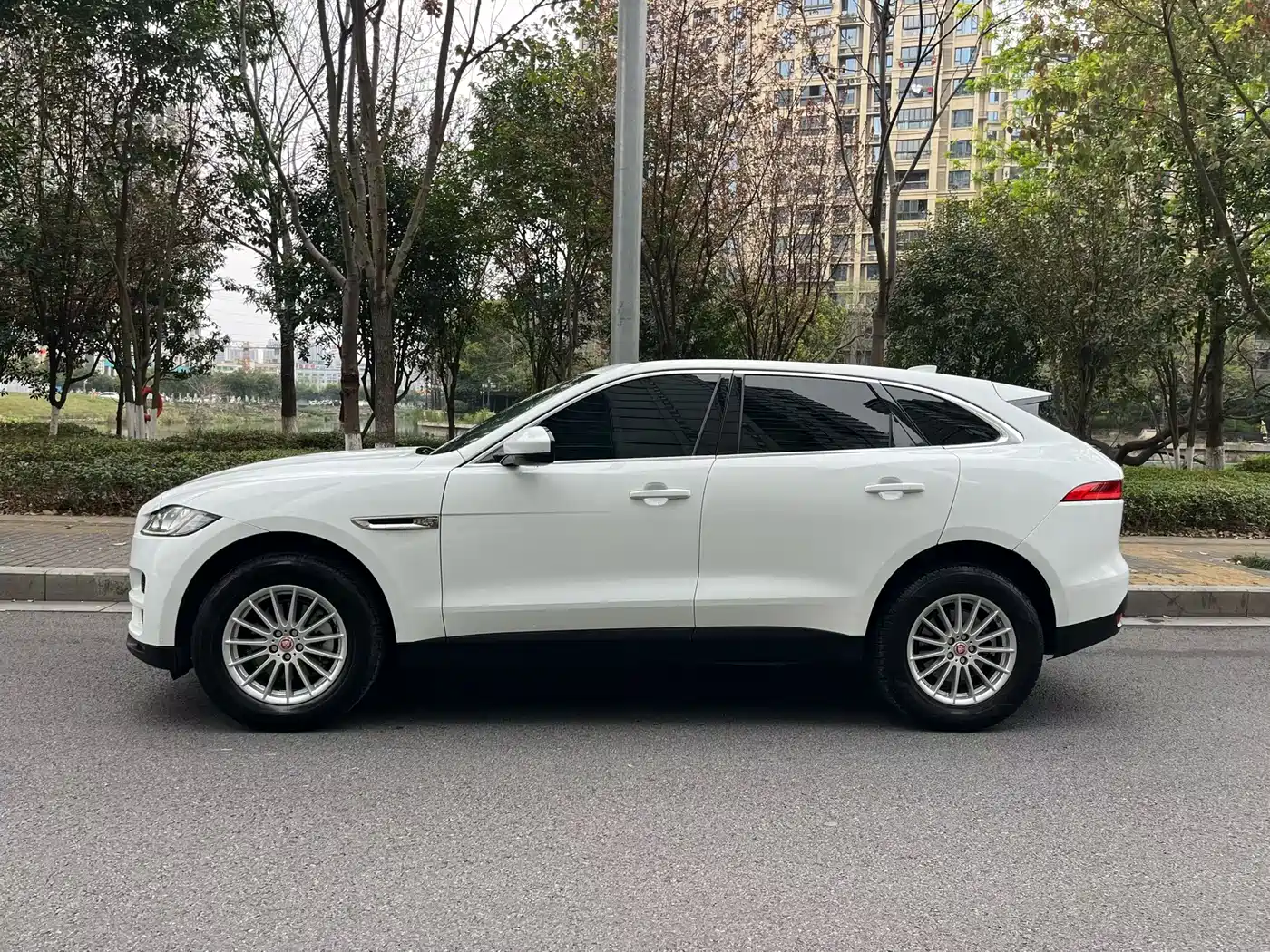 Фото 4 - Jaguar F-PACE