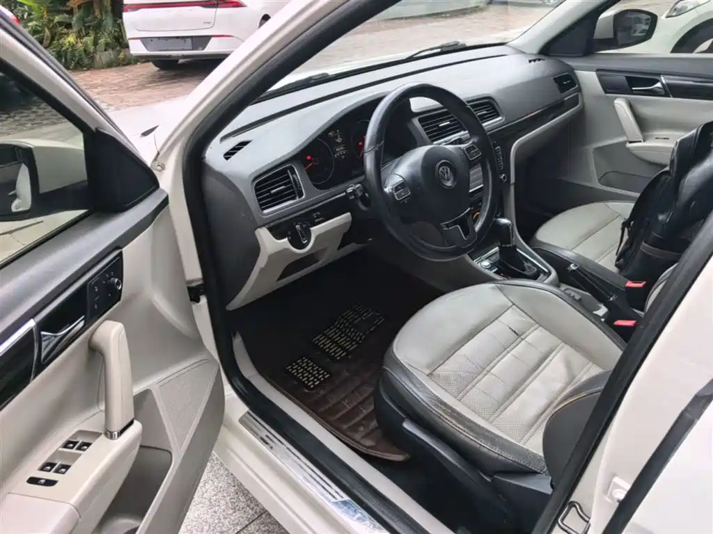 Volkswagen Lavida Tour 2013 1.6L Auto Luxury фото 16