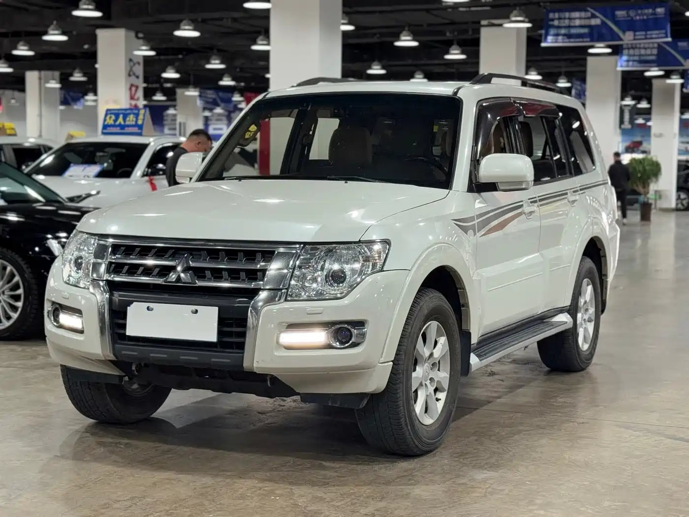 Mitsubishi Pajero (Import) 2016 3.0L Automatic Standard (China V) фото 3