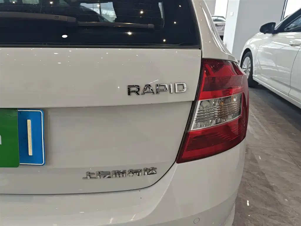 Škoda Skoda Rapid Spaceback 2016 1.6L Manual Pioneer Edition фото 24