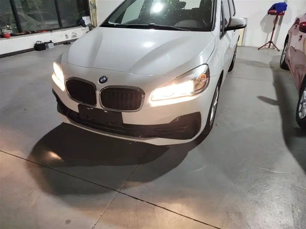 BMW 2 Series Touring 2018 218i Sport Line фото 19