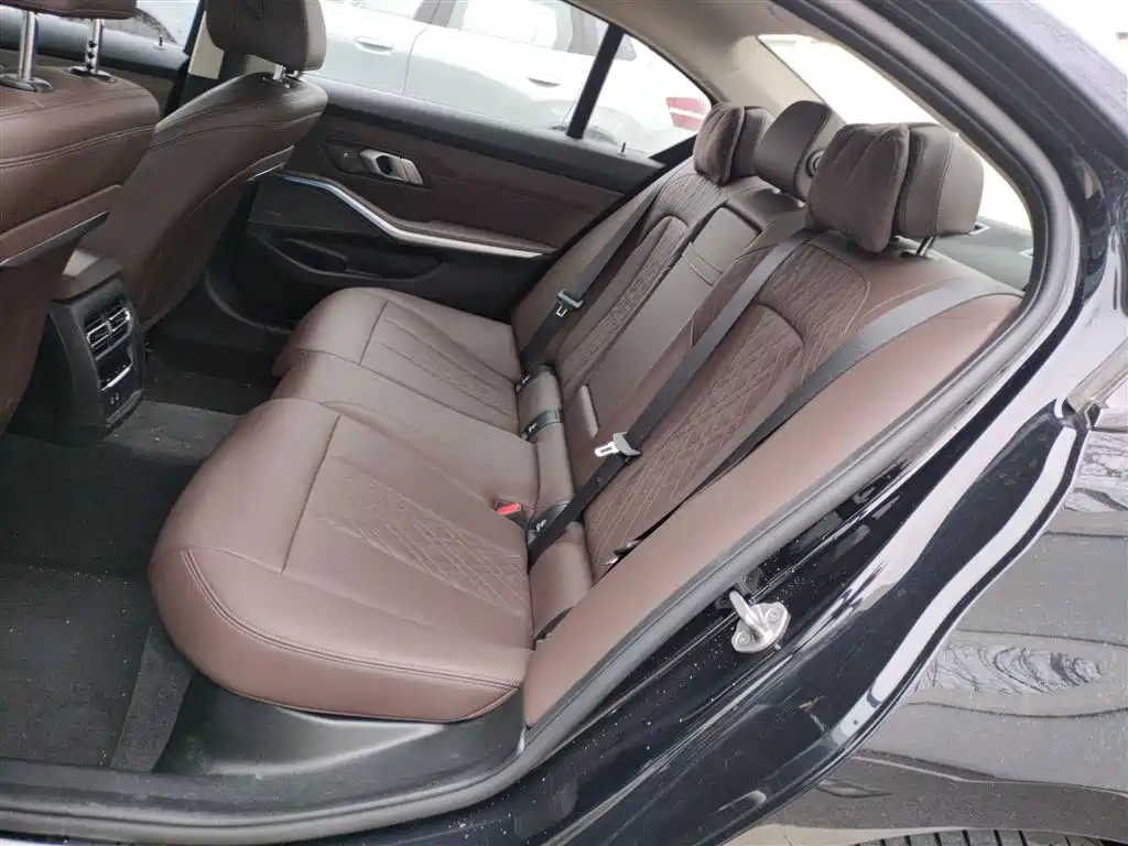 BMW 3 Series 2025 330Li M Sport Night Edition фото 17