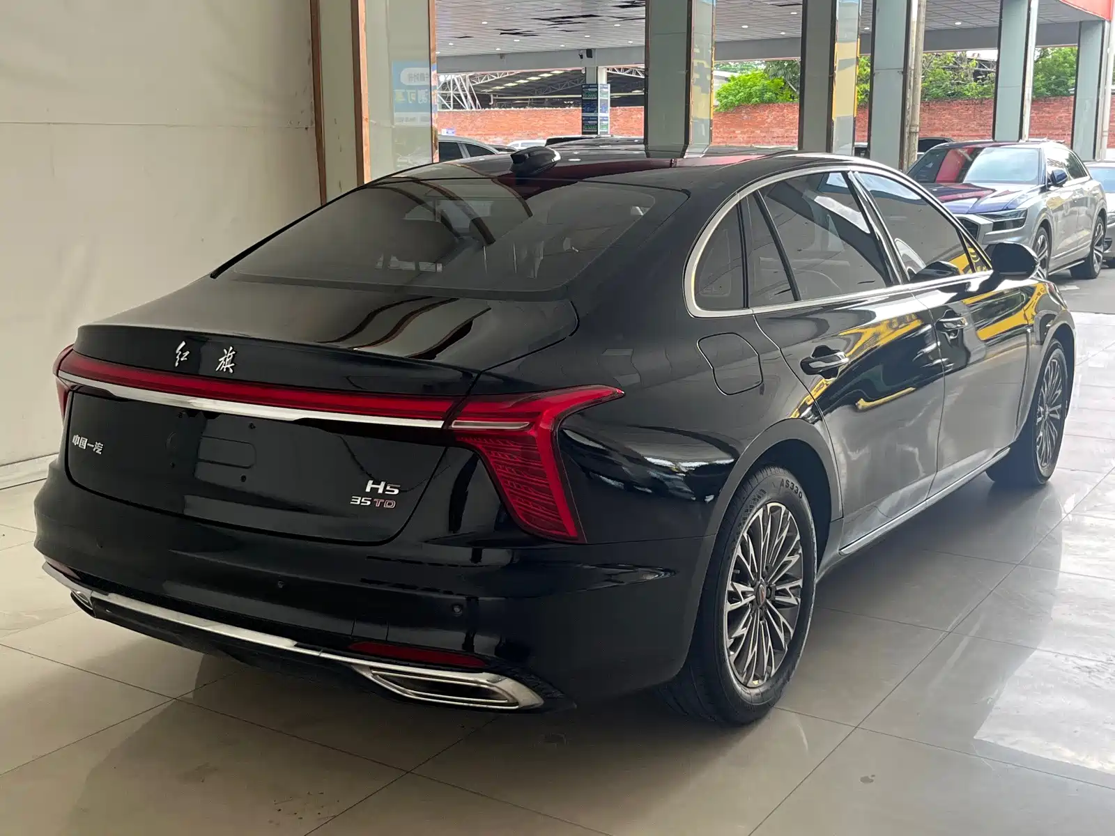 Фото 7 - Hongqi H5