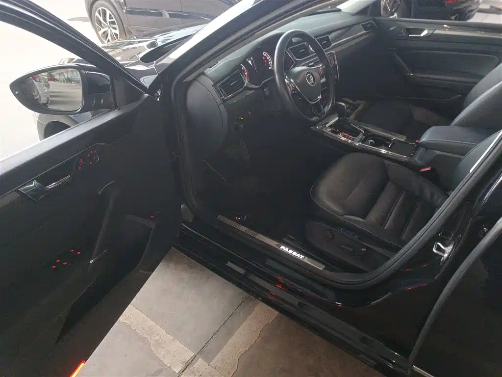 Volkswagen Passat 2017 330TSI DSG Luxury фото 16