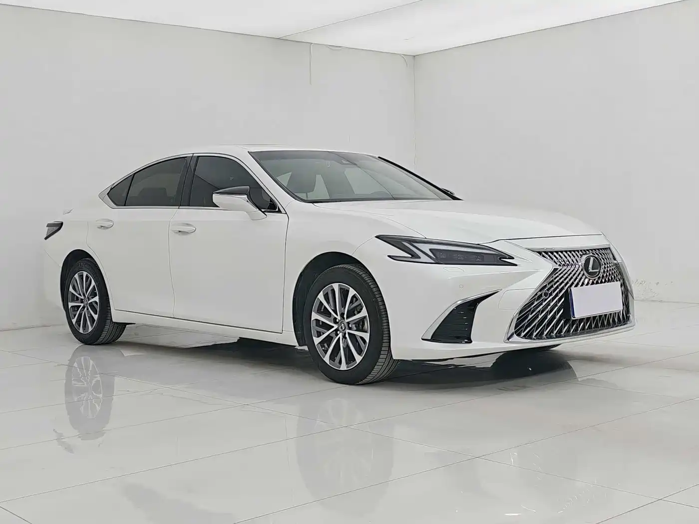 Lexus ES 2025 200 Ultimate Edition фото 3