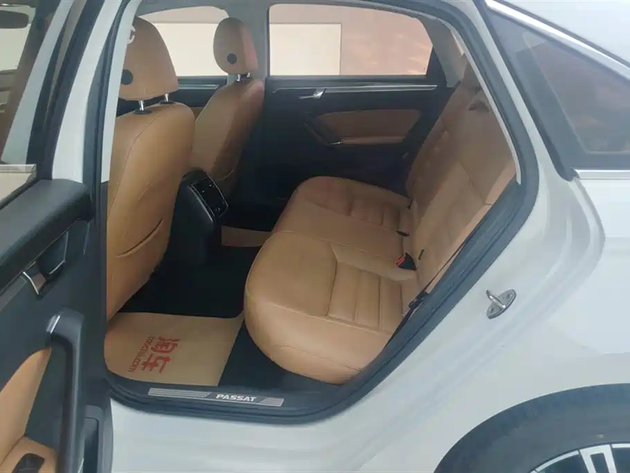 Volkswagen Passat 2017 330TSI DSG Luxury фото 11