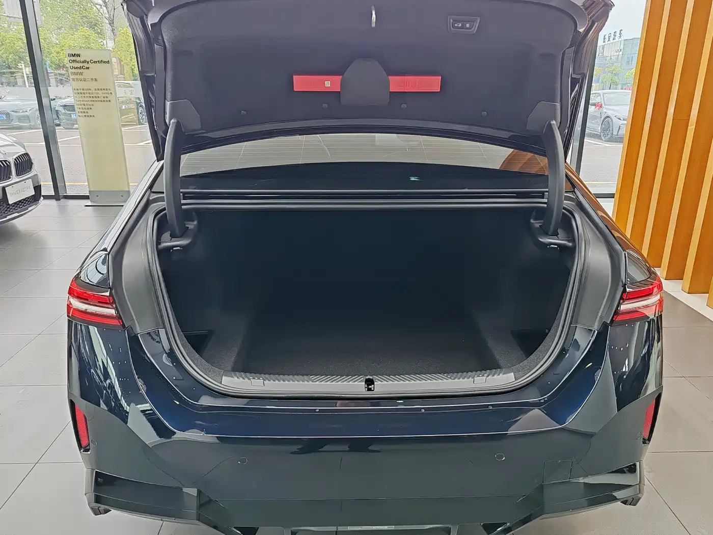 BMW 5 Series 2025 530Li Leading M Sport Package фото 8