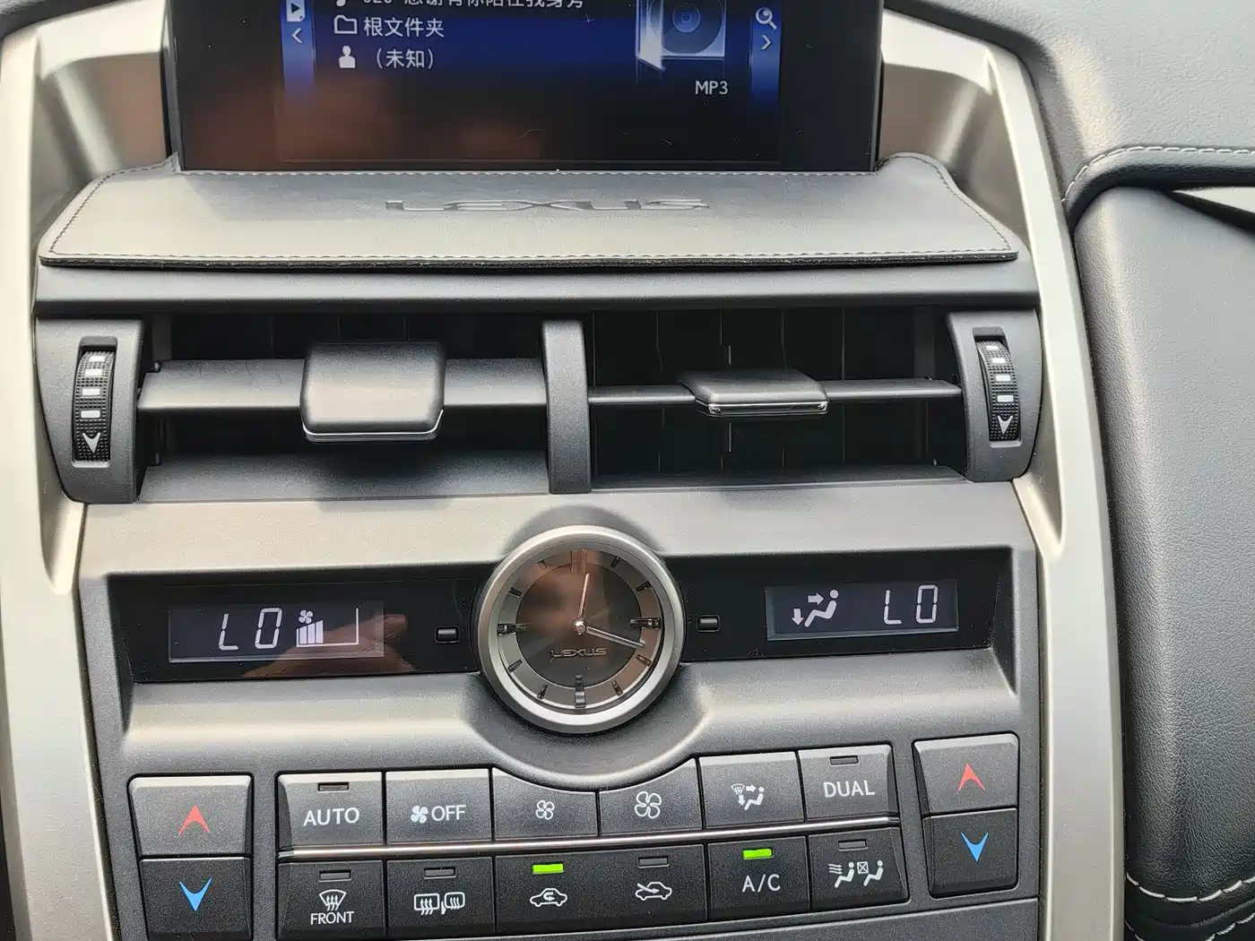 Lexus NX 2015 200t AWD F Sport фото 25