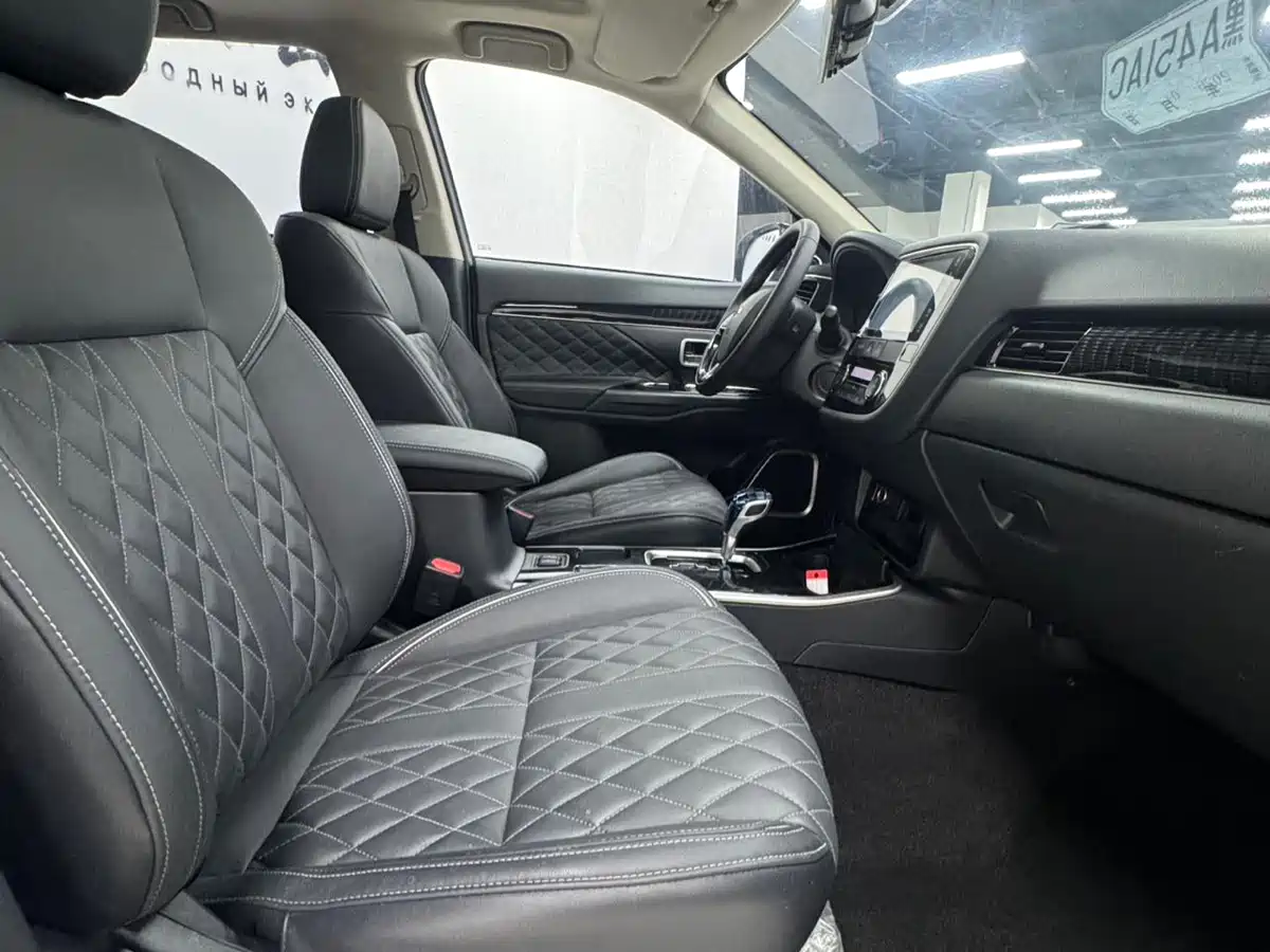 MITSUBISHI OUTLANDER