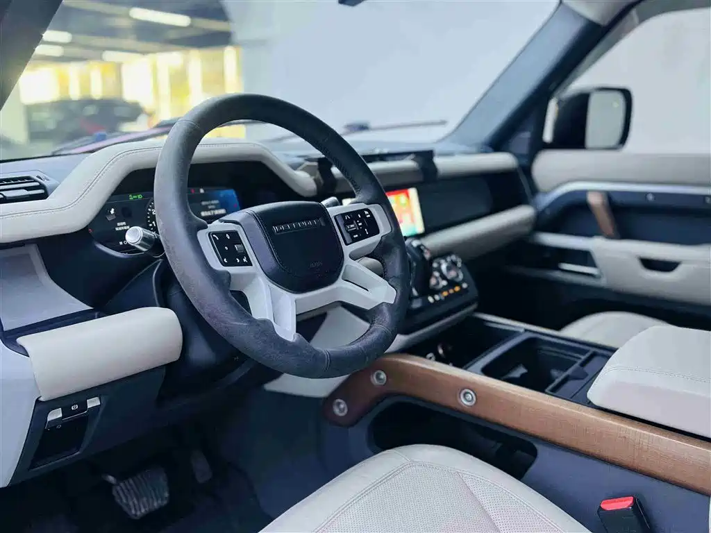 Land Rover Defender 2021 110 P400 Dark Special Edition фото 4