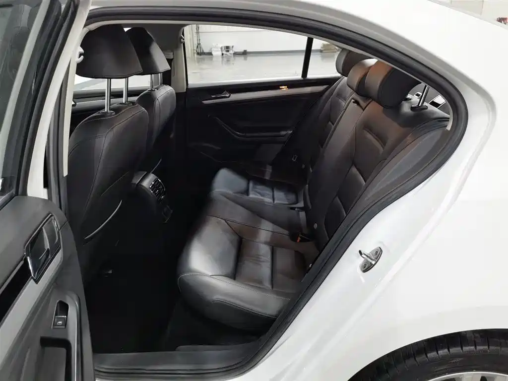 Volkswagen Sagitar 2018 280TSI DSG Spark Edition фото 15