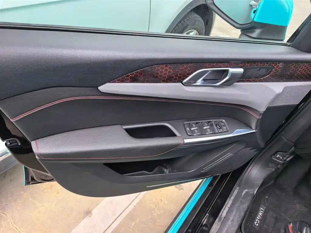 Lynk & Co 03 2018 1.5TD DCT Pro Version China V фото 7