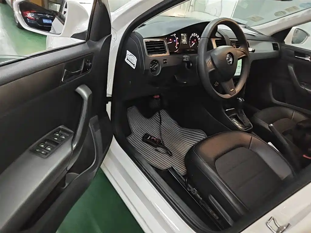 Škoda Skoda Rapid Spaceback 2016 Facelift 1.6L Automatic Innovation Edition фото 16