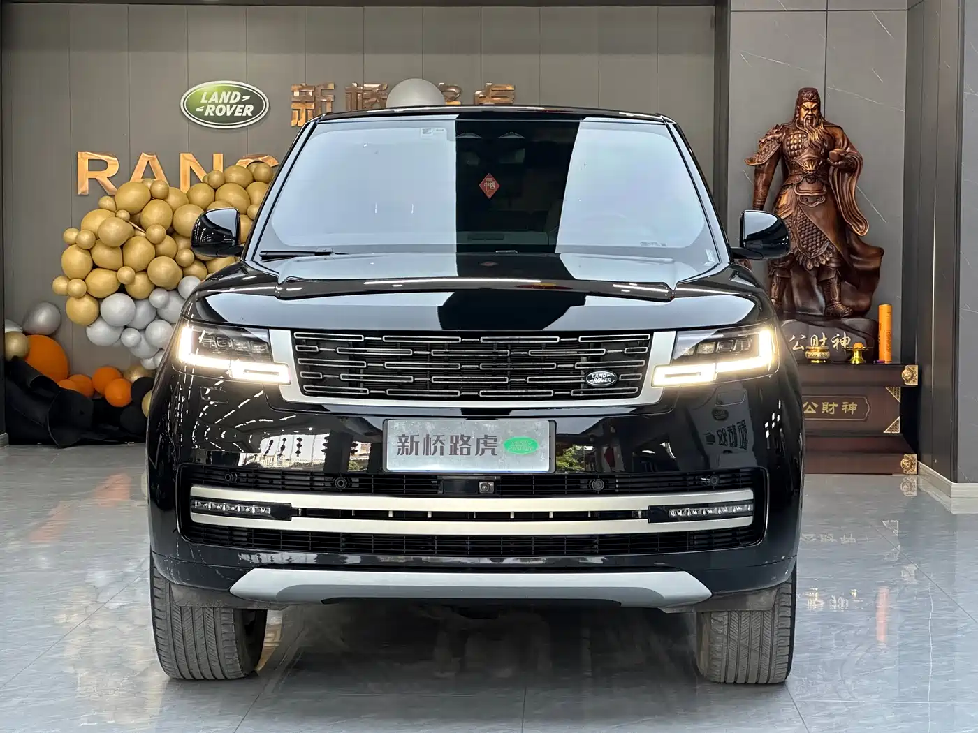 Land Rover Range Rover 2023 3.0 L6 400PS Golden Age 7-Seater Long Wheelbase фото 2