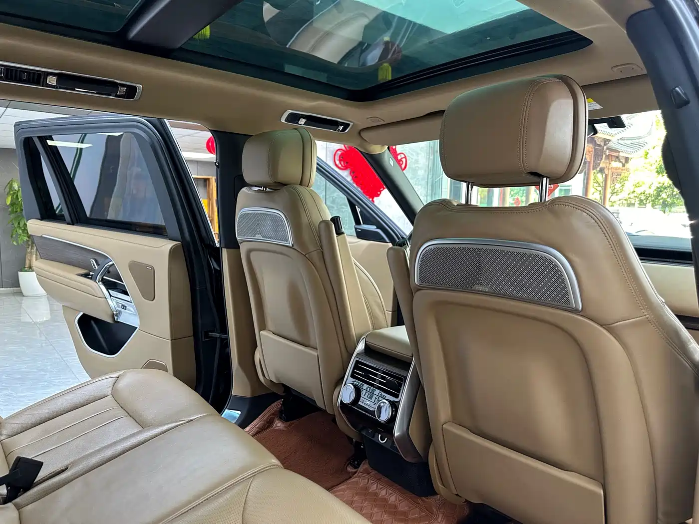 Land Rover Range Rover 2023 3.0 L6 400PS Golden Age 7-Seater Long Wheelbase фото 11