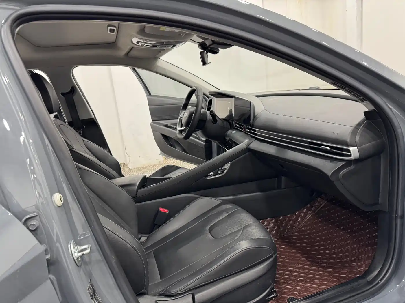 Hyundai Elantra 2021 1.5L CVT LUX Premium Edition фото 4