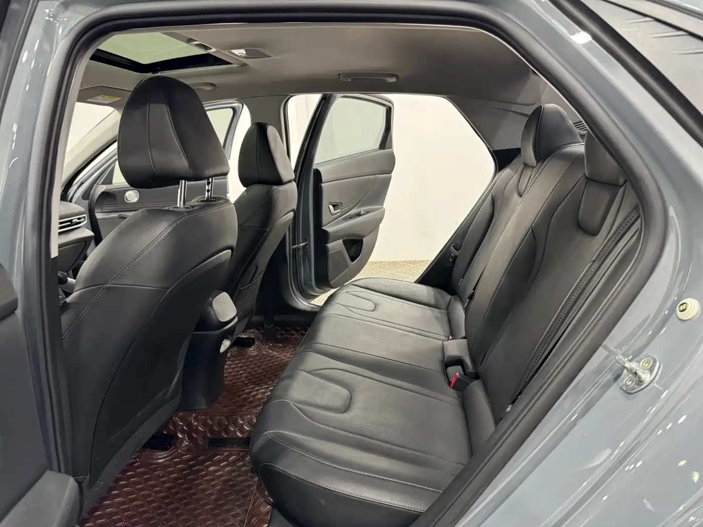 Hyundai Elantra 2021 1.5L CVT LUX Premium Edition фото 6