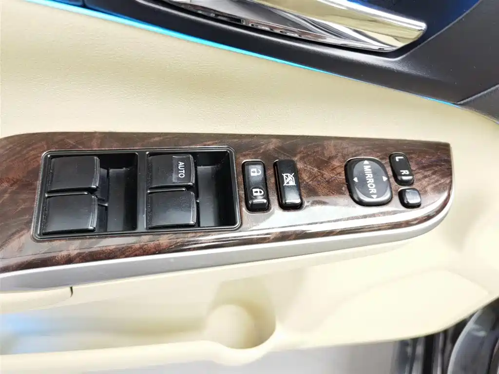 Toyota Camry 2015 2.5G Luxury Navigation Edition фото 9