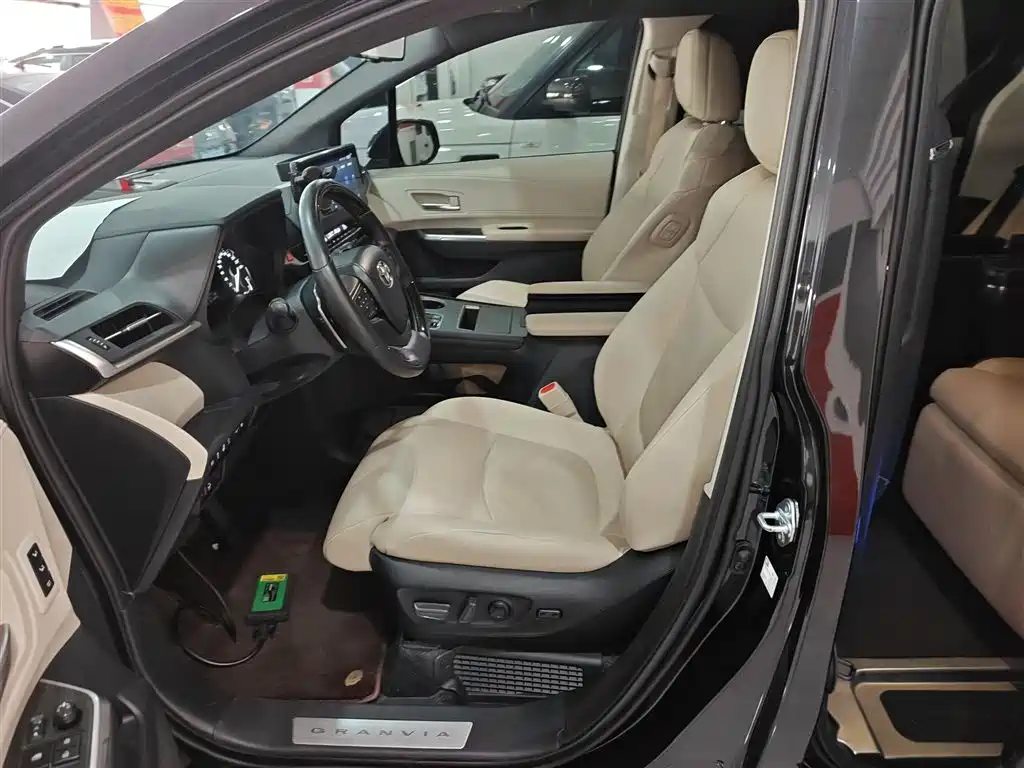 Toyota Granvia 2023 2.5L Hybrid Prestige PLUS Edition фото 15