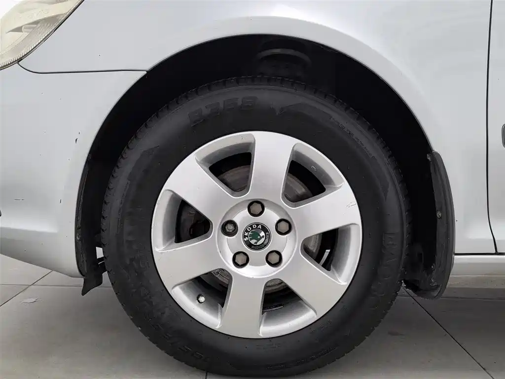 Škoda Octavia 2012 1.6L Manual Yijie Edition фото 17