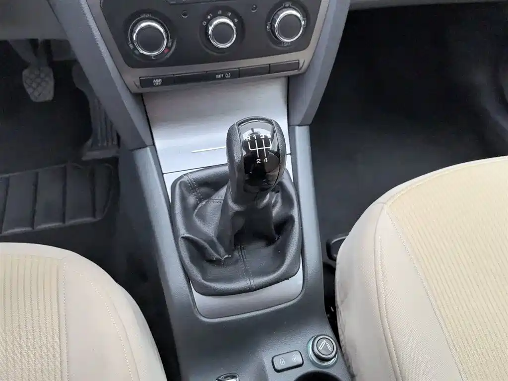 Škoda Octavia 2012 1.6L Manual Yijie Edition фото 13