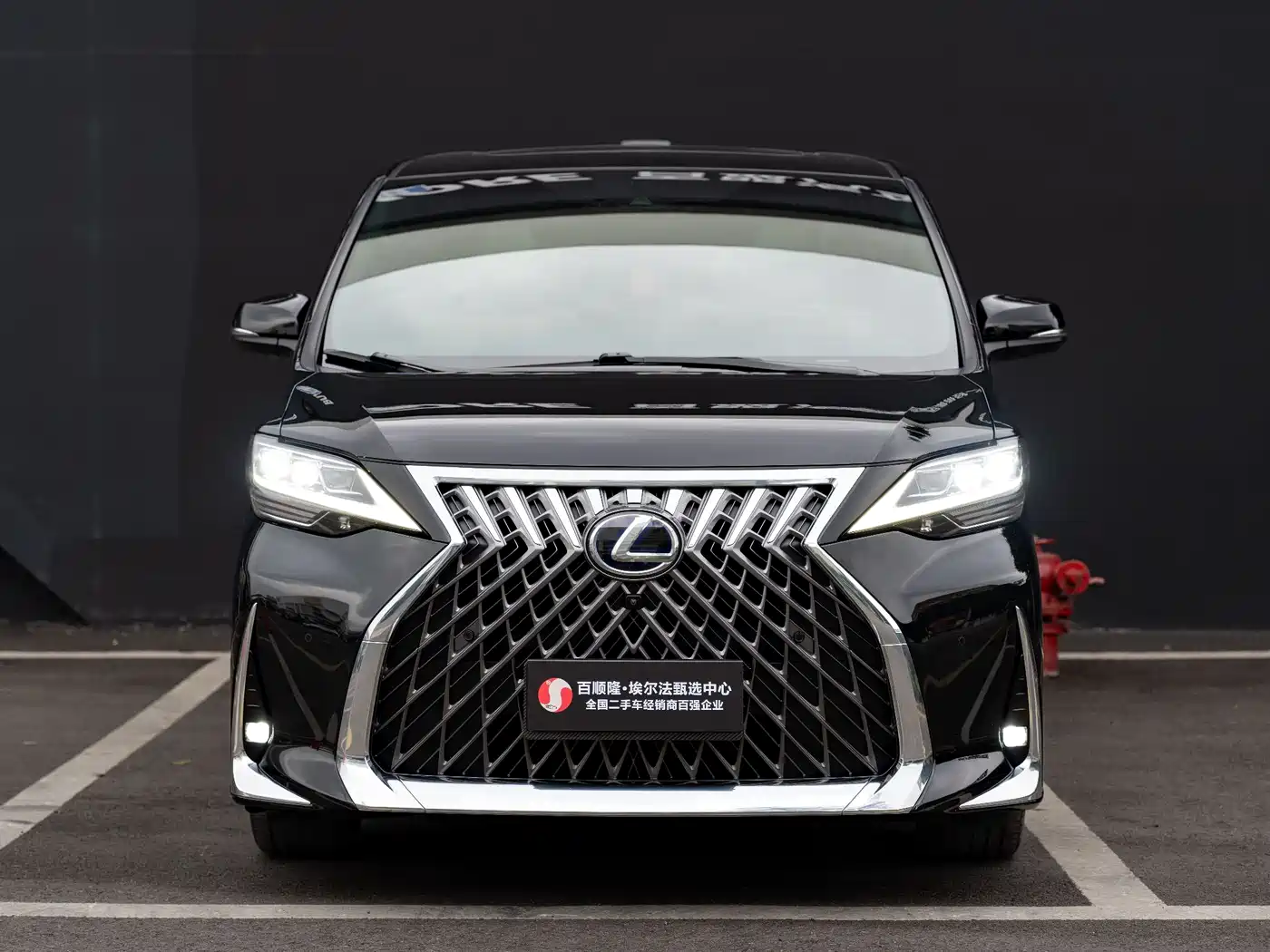Lexus LM 2020 300h Seven-Seater Elegance Edition фото 2