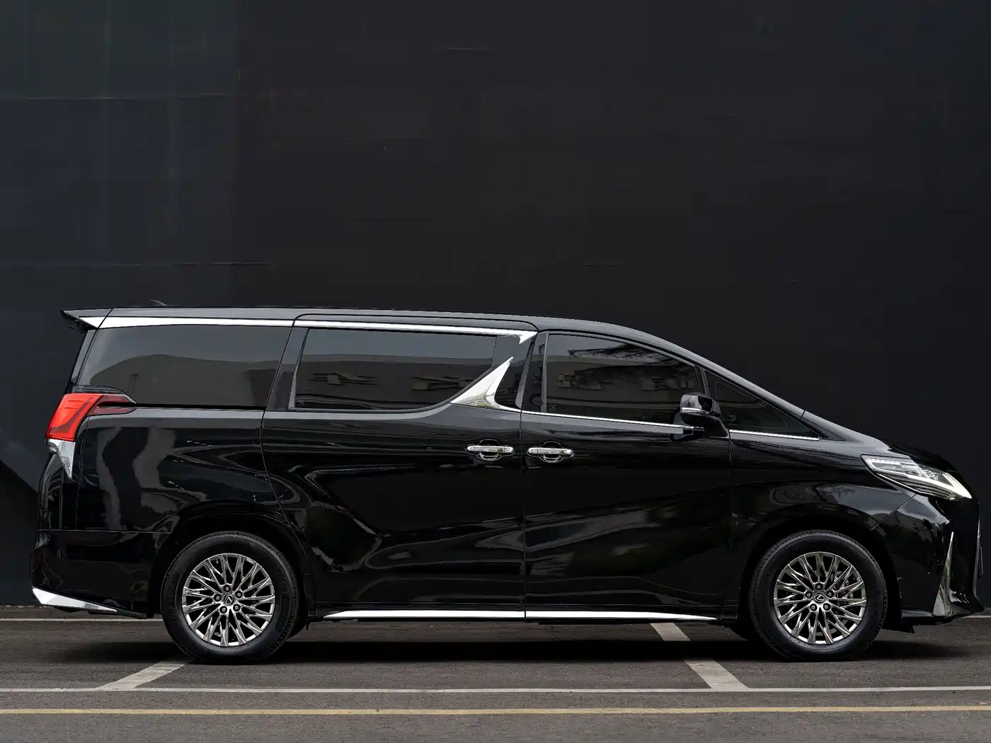 Lexus LM 2020 300h Seven-Seater Elegance Edition фото 4