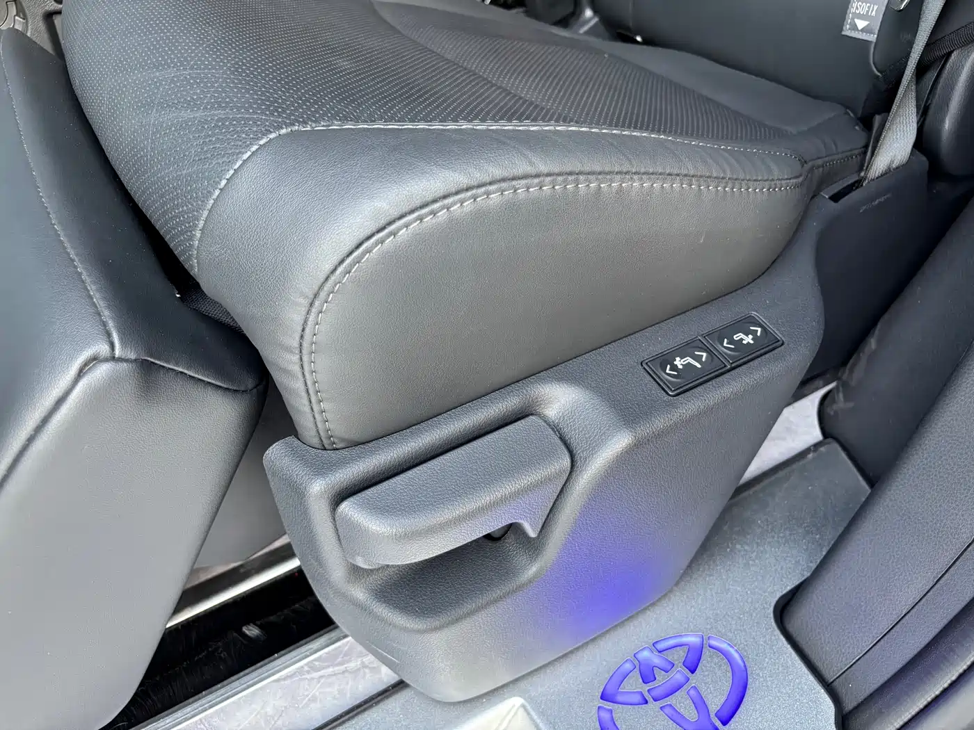 Toyota Sienna 2024 2.5L Hybrid Premium Edition фото 16