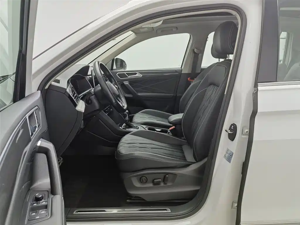 Volkswagen Tiguan L 2023 Facelift 330TSI Auto FWD R-Line Premium фото 10