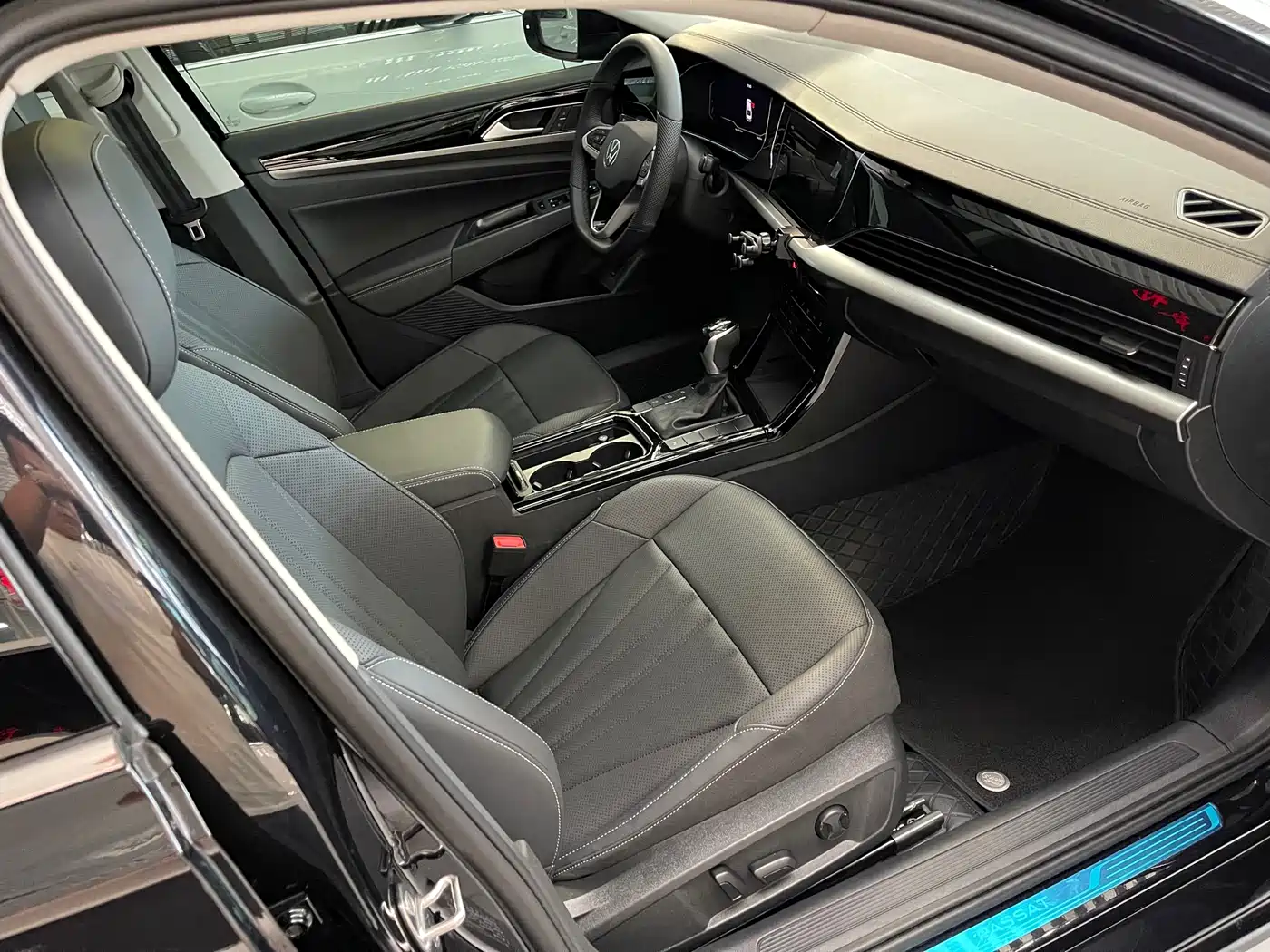 Volkswagen Passat 2025 Outstanding 380TSI Starlight Dragon Soaring Edition фото 10