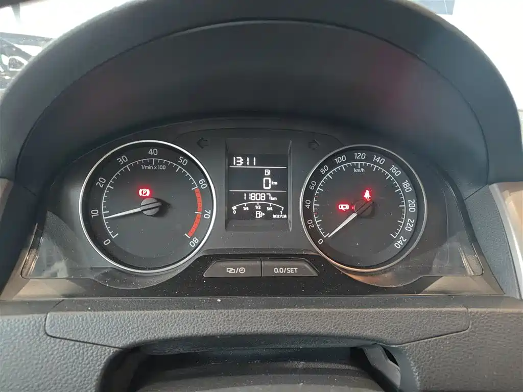 Škoda Skoda Rapid Spaceback 2016 1.6L Manual Pioneer Edition фото 8