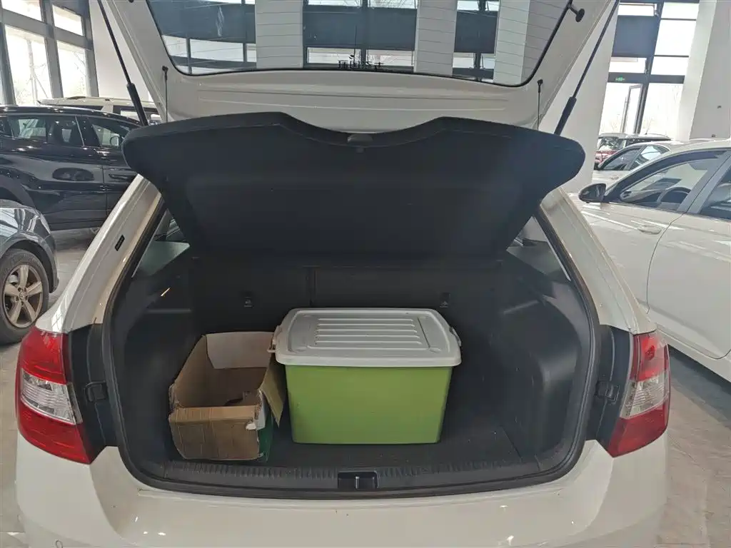 Škoda Skoda Rapid Spaceback 2016 1.6L Manual Pioneer Edition фото 15