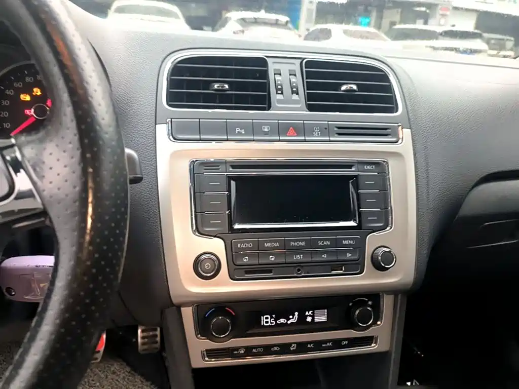 Volkswagen Polo 2014 1.6L Cross Polo Automatic фото 13