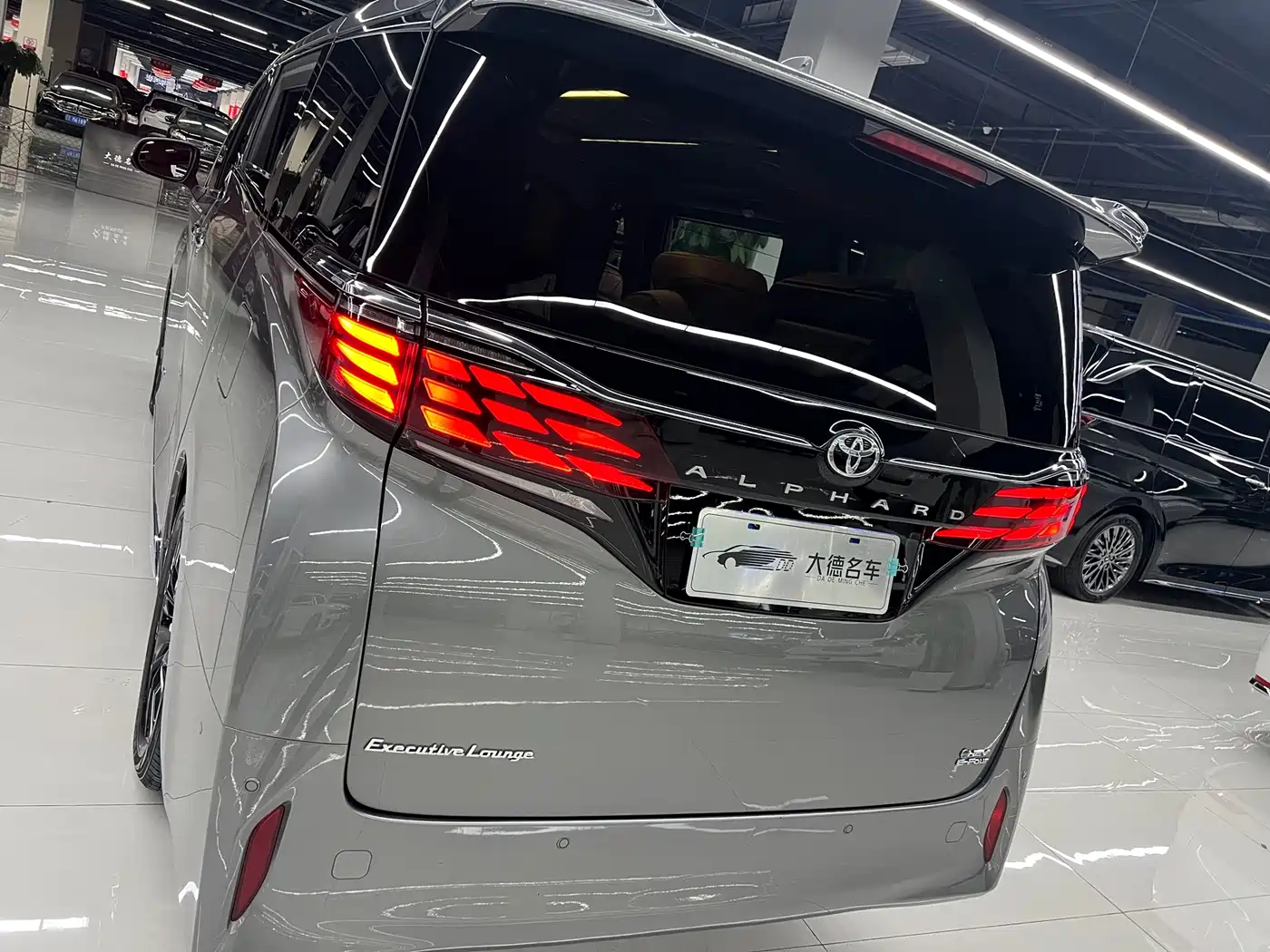 Toyota Alphard 2024 Hybrid 2.5L Ultimate Enjoyment Edition фото 7