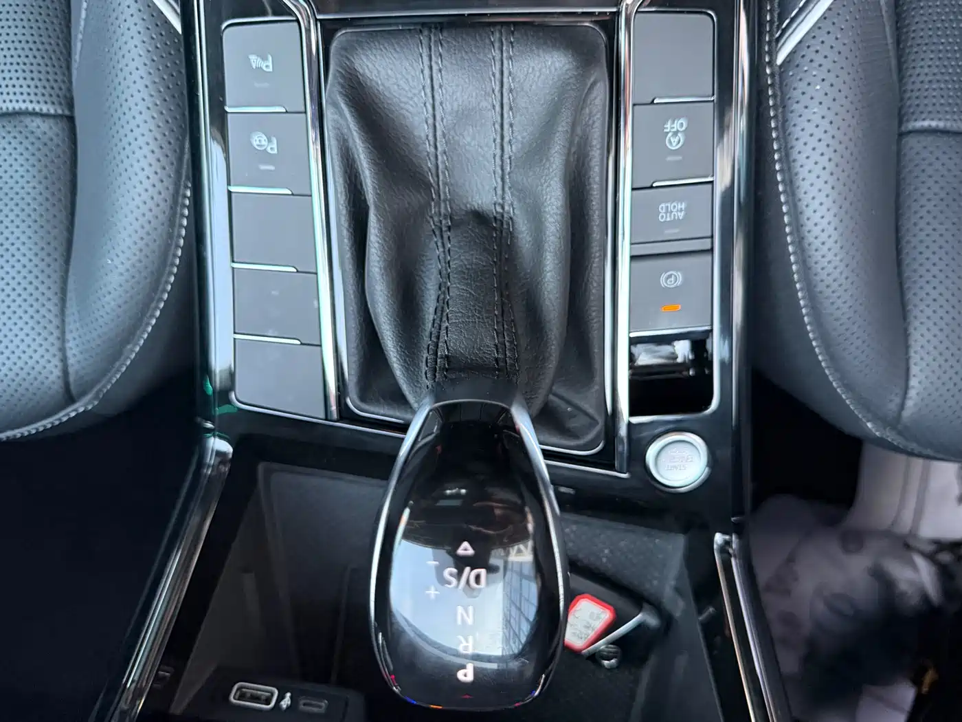 Volkswagen Passat 2022 330TSI Starlight Luxury Edition фото 16