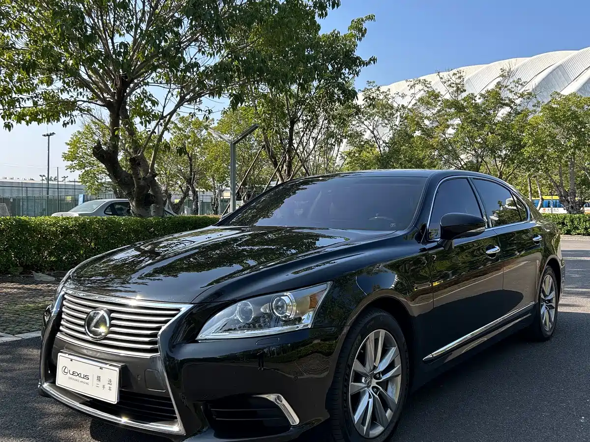 Фото 1 - Lexus LS