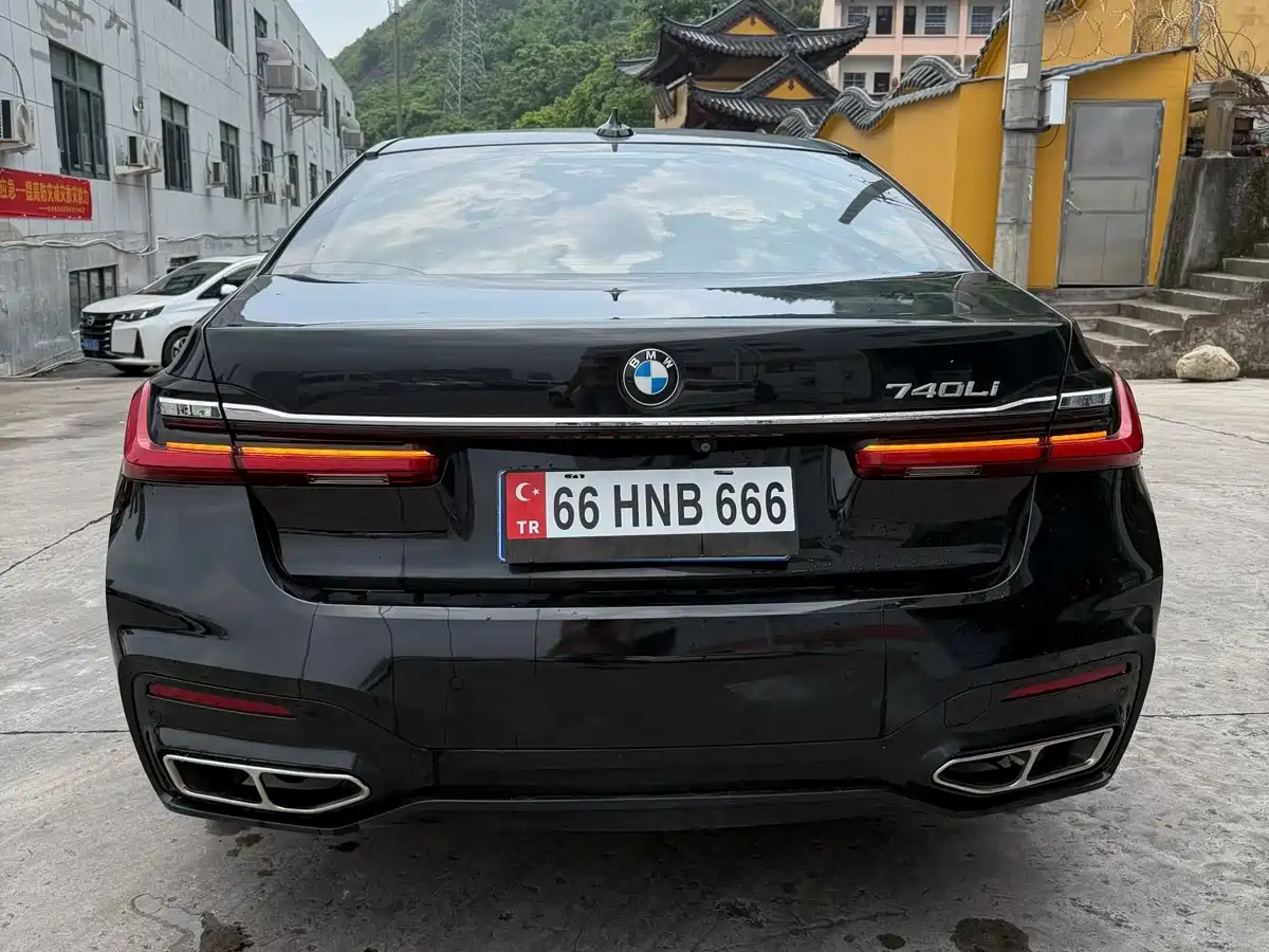 BMW 7 Series 2016 730Li Leading фото 9