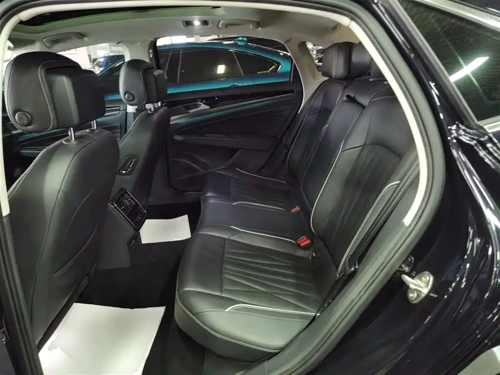 Volkswagen Passat 2023 330TSI Starlight Luxury Edition фото 17