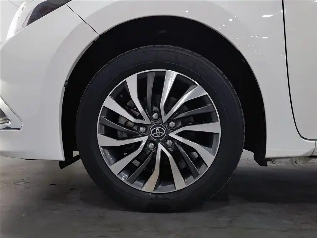 Toyota Corolla 2018 Hybrid 1.8L E-CVT Smart Edition фото 17