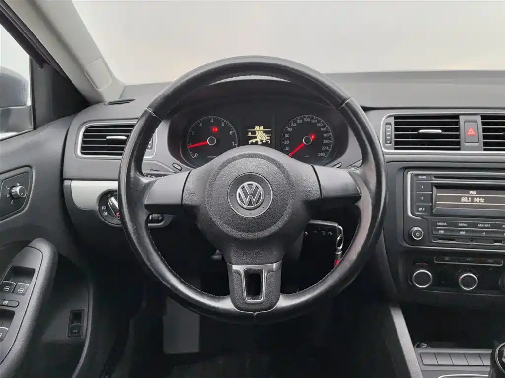 Volkswagen Sagitar 2014 Facelift 1.6L Manual Leading Version фото 11