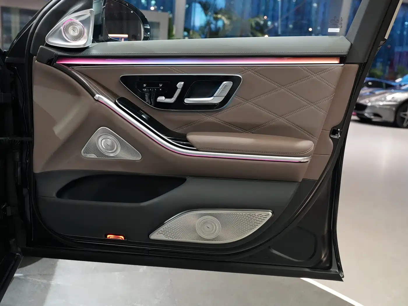 Mercedes-Benz Maybach S-Class 2022 S 680 4MATIC Craftsmanship Limited Launch Edition фото 28