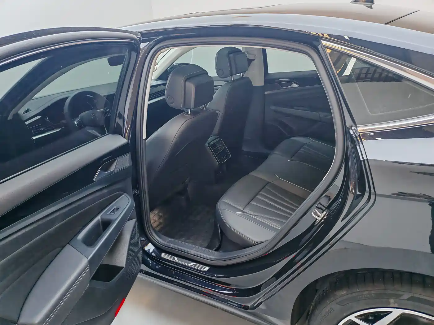 Volkswagen Passat 2024 380TSI Elite Edition фото 6