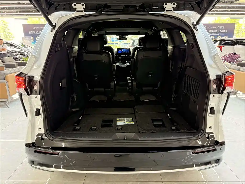 Toyota Sienna 2023 2.5L Hybrid Premium Edition фото 26