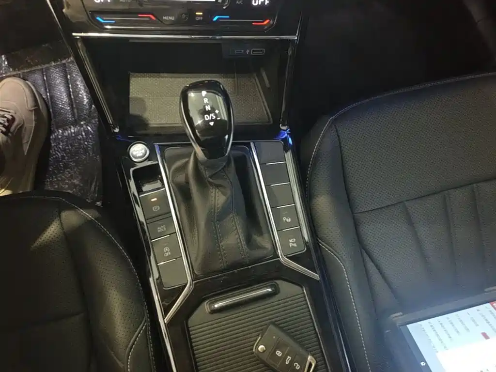 Volkswagen Passat 2025 Outstanding 380TSI Dragon Glory Edition фото 14