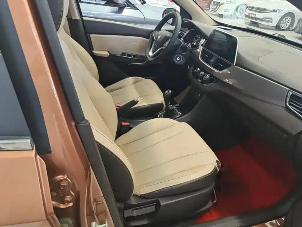 Baojun 310W 2018 2017 1.5L Manual Fashion Edition (China V)