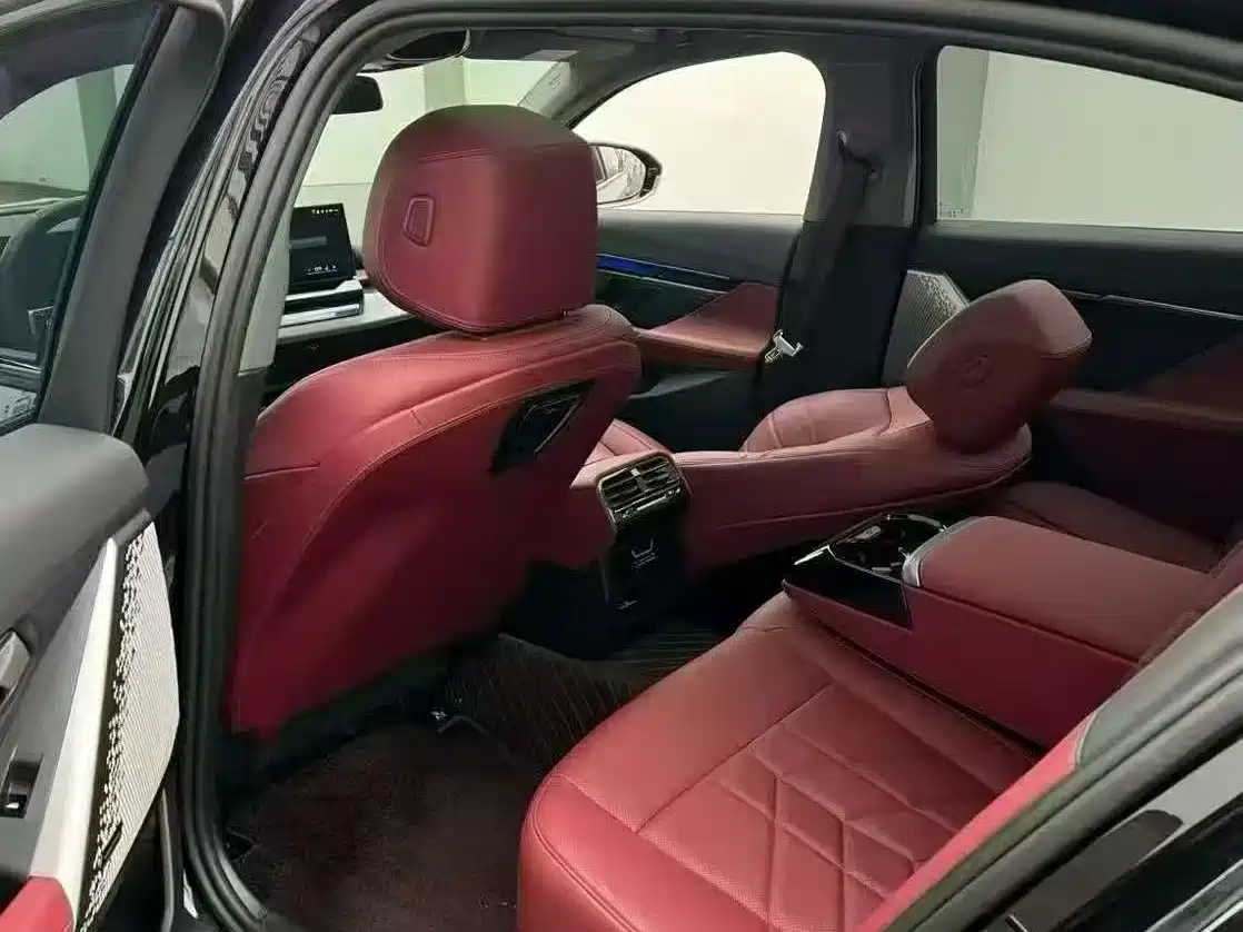 BMW 5 Series 2025 530Li Leading M Sport Package фото 3