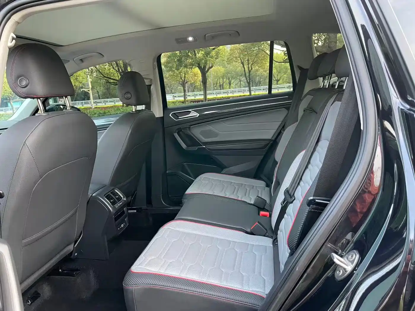 Volkswagen Tiguan L 2022 330TSI Automatic 2WD R-Line Flagship Edition фото 5