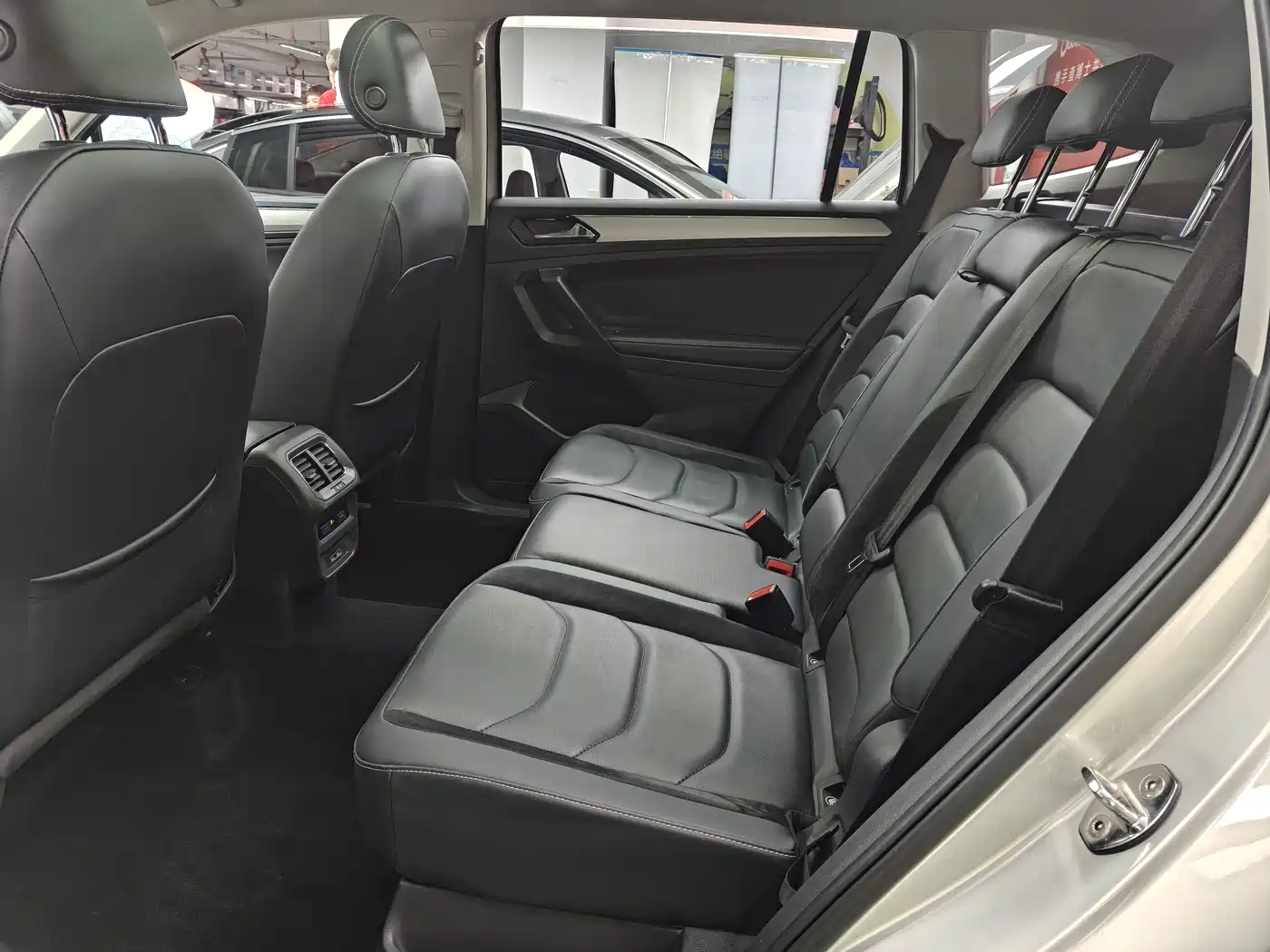 Volkswagen Tiguan L 2017 380TSI Automatic 4WD Luxury Edition фото 14