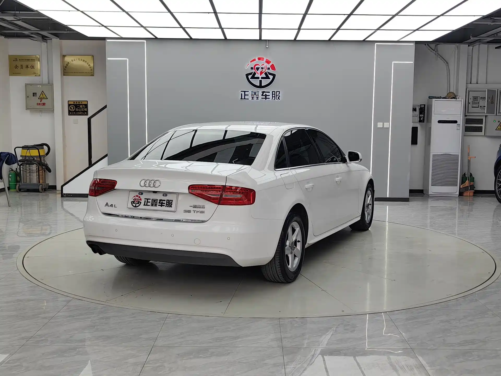 Фото 15 - Audi A4L
